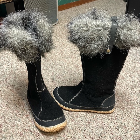Sorel women’s high winter boots with rubber proof sole - Picture 1 of 9